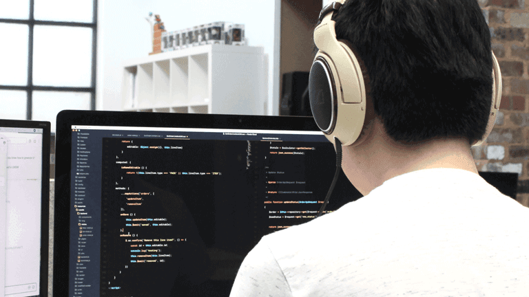 https://c0.wallpaperflare.com/preview/960/408/43/man-wearing-headphones-while-using-computer.jpg